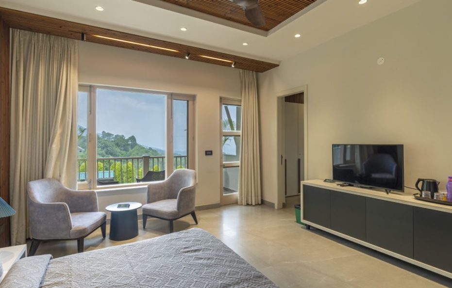 Uber-Luxury Villa near Kasauli | Heated Pool + Jacuzzi + Home-Theater