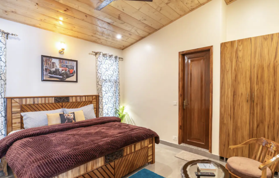 Scenic 3 BR Villa near Kasauli with WiFi, Cook, TV, etc
