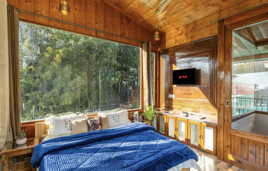 Scenic 3 BR Villa near Kasauli with WiFi, Cook, TV, etc