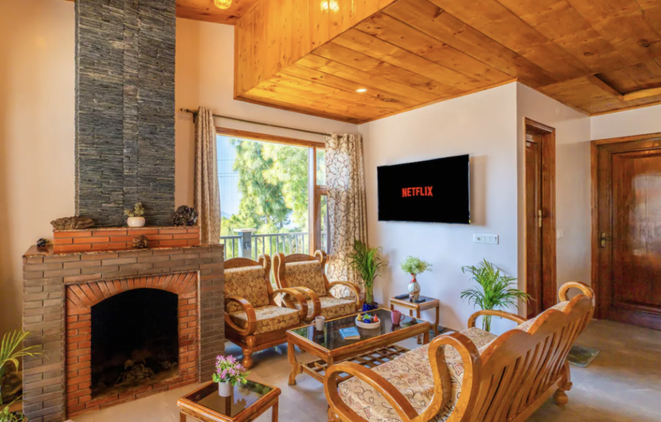 Scenic 3 BR Villa near Kasauli with WiFi, Cook, TV, etc