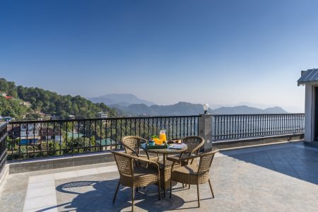 4 BR Apt near Kasauli w/Terrace | Bonfire | Meals