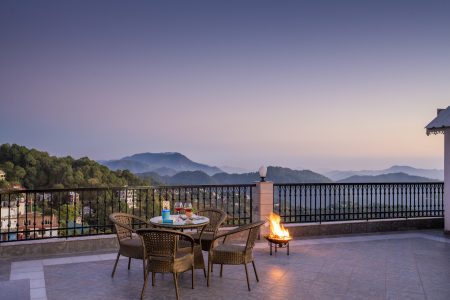 2 BR Apt near Kasauli w/Terrace | Bonfire | Meals