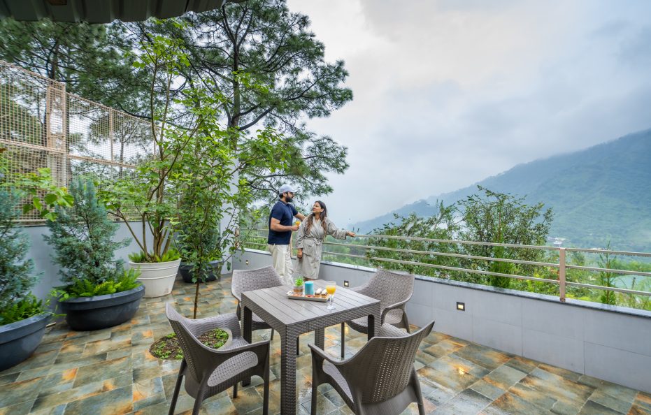 Uber-Luxury Villa near Kasauli | Heated Pool + Jacuzzi + Home-Theater