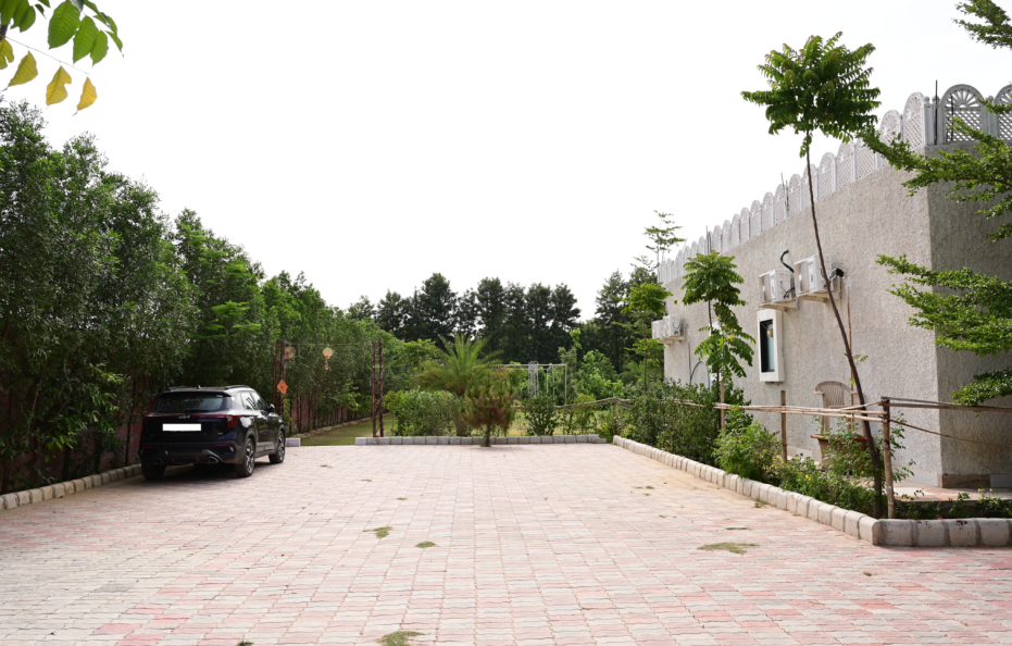 4BR Farmhouse with Pool in Manesar | Cook & Staff