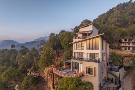 Luxe 4BR Near Kasauli | Jacuzzi, Mini TT, Scenic Views & More